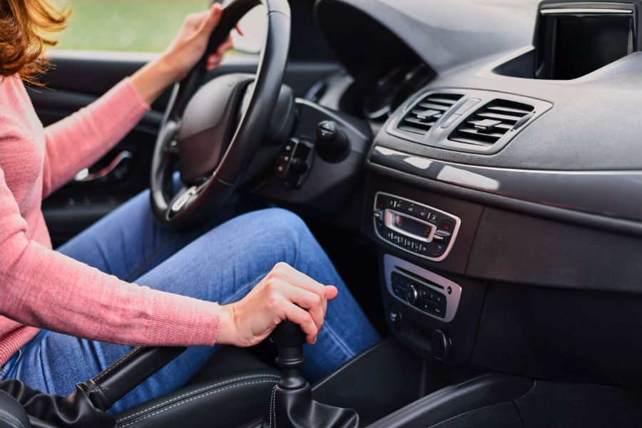 How Travellers Can Decide Between Manual and Automatic When Exploring Fiji’s Roads