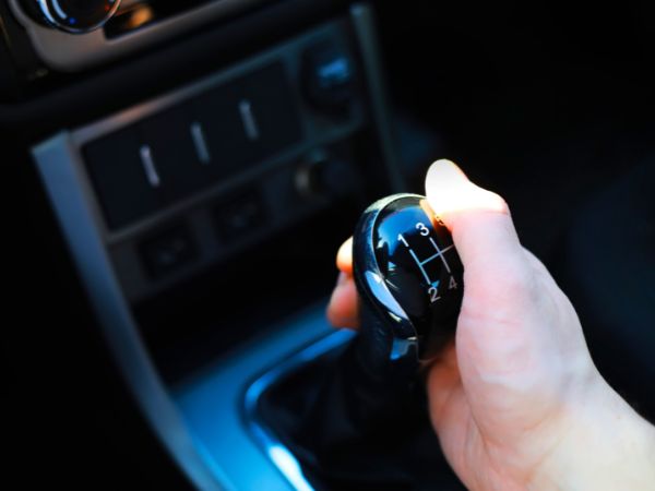 How Travellers Can Decide Between Manual and Automatic When Exploring Fiji’s Roads